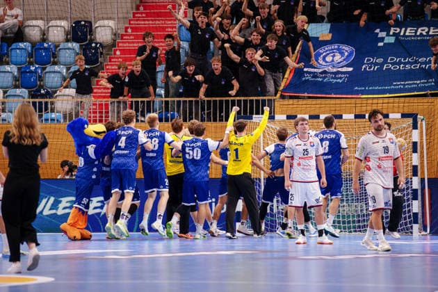 2. Handball-Bundesliga - 2. Spieltag: 1. VfL Potsdam - TV 05 07 Hüttenberg Mannschaft vom 1. VfL Potsdam jubelt mit den Fans nach dem Sieg am 09.09.2026 in der MBS Arena, Potsdam (Brandenburg) Potsdam MBS Arena Brandenburg Deutschland