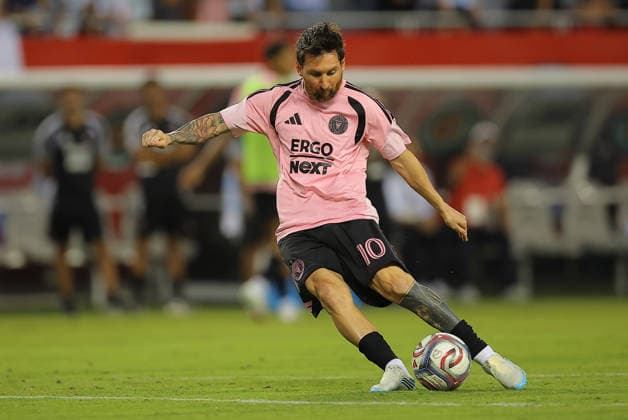 CHICAGO, IL - SEPTEMBER 09: Lionel Messi 10 of Inter Miami CF warms up before a match against Chicago Fire FC on September 9, 2026 at Soldier Field in Chicago, Illinois. (Photo by Melissa Tamez Icon Sportswire) SOCCER: SEP 09 MLS, Fussball Herren, USA Chicago Fire FC vs Inter Miami CF EDITORIAL USE ONLY Icon260909003