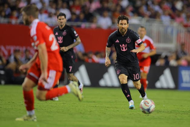 CHICAGO, IL - SEPTEMBER 09: Lionel Messi 10 of Inter Miami CF controls the ball during the first half of a match against Chicago Fire FC on September 9, 2026 at Soldier Field in Chicago, Illinois. (Photo by Melissa Tamez Icon Sportswire) SOCCER: SEP 09 MLS, Fussball Herren, USA Chicago Fire FC vs Inter Miami CF EDITORIAL USE ONLY Icon260909011