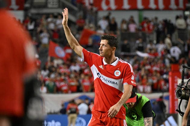 CHICAGO, IL - SEPTEMBER 09: Robert Lewandowski 9 of the Chicago Fire FC waves to fans while walking off the pitch after the second half in a game between Inter Miami and the Chicago Fire FC on September 9, 2026, at Soldier Field, in Chicago, IL. (Photo by Patrick Gorski Icon Sportswire) SOCCER: SEP 09 MLS, Fussball Herren, USA Chicago Fire FC vs Inter Miami CF EDITORIAL USE ONLY Icon26090920