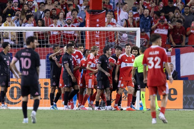 CHICAGO, USA - September 9: Rodrigo De Paul (7 Inter Miami CF) approaches Robert Lewandowski (9 Chicago Fire FC) during the Major League Soccer game between Chicago Fire FC and Inter Miami CF at Soldier Field on Wednesday September 9 in Chicago, USA Copyright: xShainaxBenhiyoun SPPx Sportspressphoto_SPR227556