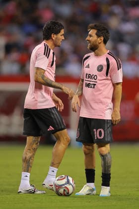 CHICAGO, IL - SEPTEMBER 09: Rodrigo De Paul 7 of Inter Miami CF and Lionel Messi 10 of Inter Miami CF chat during warm-up before a match against Chicago Fire FC on September 9, 2026 at Soldier Field in Chicago, Illinois. (Photo by Melissa Tamez Icon Sportswire) SOCCER: SEP 09 MLS, Fussball Herren, USA Chicago Fire FC vs Inter Miami CF EDITORIAL USE ONLY Icon260909040