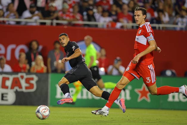 CHICAGO, IL - SEPTEMBER 09: Germ‡n Berterame 19 of Inter Miami CF watches his shot during the first half of a match against Chicago Fire FC on September 9, 2026 at Soldier Field in Chicago, Illinois. (Photo by Melissa Tamez Icon Sportswire) SOCCER: SEP 09 MLS, Fussball Herren, USA Chicago Fire FC vs Inter Miami CF EDITORIAL USE ONLY Icon260909046