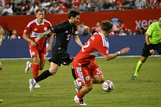 CHICAGO, IL - SEPTEMBER 09: Lionel Messi 10 of Inter Miami CF controls the ball during the first half in a game between Inter Miami and the Chicago Fire FC on September 9, 2026, at Soldier Field, in Chicago, IL. (Photo by Patrick Gorski Icon Sportswire) SOCCER: SEP 09 MLS, Fussball Herren, USA Chicago Fire FC vs Inter Miami CF EDITORIAL USE ONLY Icon26090934