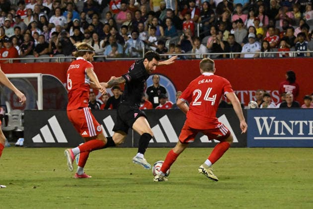 CHICAGO, IL - SEPTEMBER 09: Lionel Messi 10 of Inter Miami CF controls the ball during the second half in a game between Inter Miami and the Chicago Fire FC on September 9, 2026, at Soldier Field, in Chicago, IL. (Photo by Patrick Gorski Icon Sportswire) SOCCER: SEP 09 MLS, Fussball Herren, USA Chicago Fire FC vs Inter Miami CF EDITORIAL USE ONLY Icon26090939