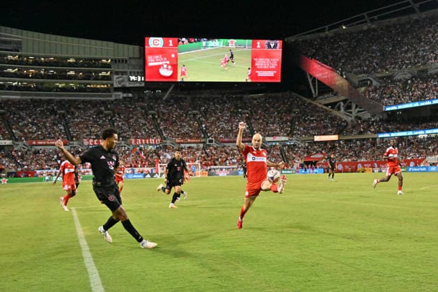 CHICAGO, IL - SEPTEMBER 09: Andrew Gutman 15 of the Chicago Fire FC controls the ball during the second half in a game between Inter Miami and the Chicago Fire FC on September 9, 2026, at Soldier Field, in Chicago, IL. (Photo by Patrick Gorski Icon Sportswire) SOCCER: SEP 09 MLS, Fussball Herren, USA Chicago Fire FC vs Inter Miami CF EDITORIAL USE ONLY Icon26090946
