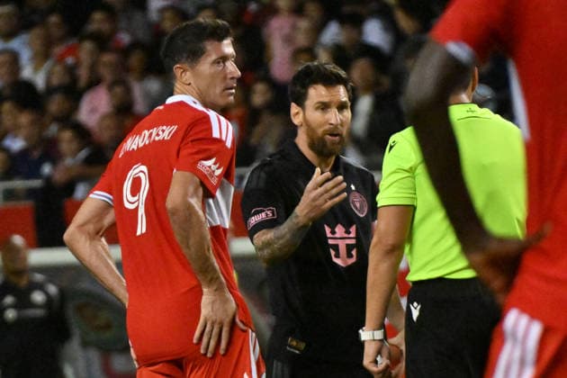 CHICAGO, IL - SEPTEMBER 09: Robert Lewandowski 9 of the Chicago Fire FC and Lionel Messi 10 of Inter Miami CF argue during the second half in a game between Inter Miami and the Chicago Fire FC on September 9, 2026, at Soldier Field, in Chicago, IL. (Photo by Patrick Gorski Icon Sportswire) SOCCER: SEP 09 MLS, Fussball Herren, USA Chicago Fire FC vs Inter Miami CF EDITORIAL USE ONLY Icon26090954