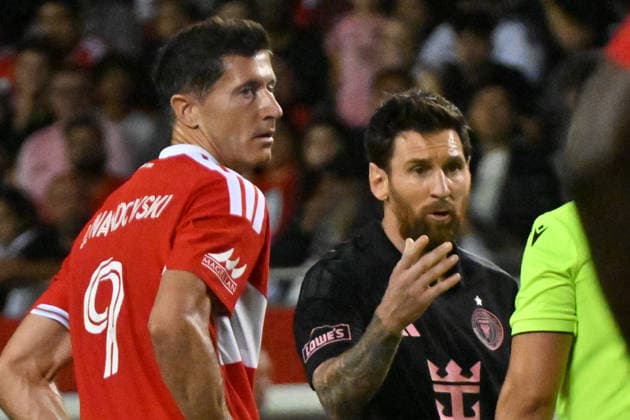 CHICAGO, IL - SEPTEMBER 09: Robert Lewandowski 9 of the Chicago Fire FC and Lionel Messi 10 of Inter Miami CF argue during the second half in a game between Inter Miami and the Chicago Fire FC on September 9, 2026, at Soldier Field, in Chicago, IL. (Photo by Patrick Gorski Icon Sportswire) SOCCER: SEP 09 MLS, Fussball Herren, USA Chicago Fire FC vs Inter Miami CF EDITORIAL USE ONLY Icon26090955