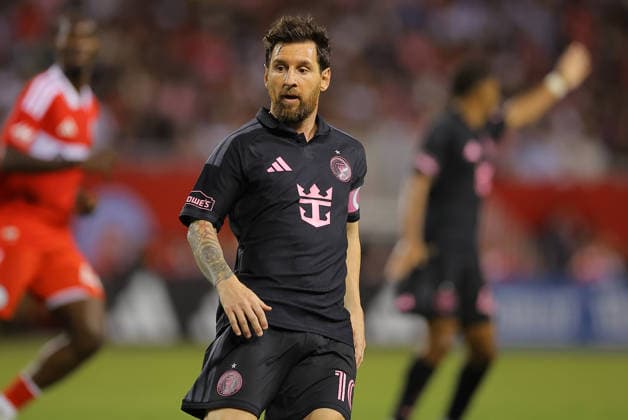 CHICAGO, IL - SEPTEMBER 09: Lionel Messi 10 of Inter Miami CF looks on during the first half of a match against Chicago Fire FC on September 9, 2026 at Soldier Field in Chicago, Illinois. (Photo by Melissa Tamez Icon Sportswire) SOCCER: SEP 09 MLS, Fussball Herren, USA Chicago Fire FC vs Inter Miami CF EDITORIAL USE ONLY Icon260909081