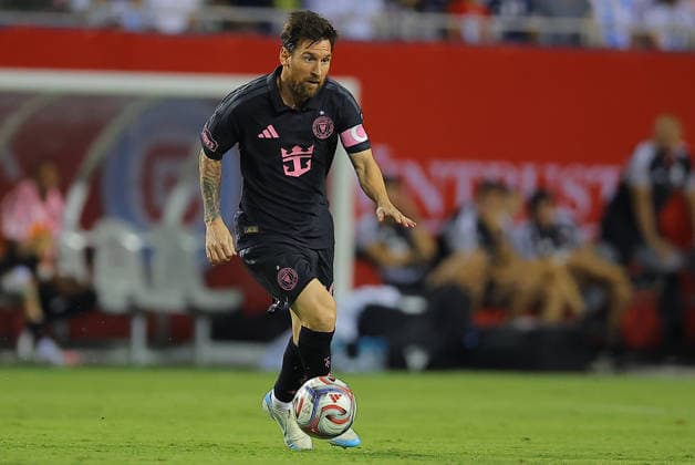 CHICAGO, IL - SEPTEMBER 09: Lionel Messi 10 of Inter Miami CF controls the ball during the first half of a match against Chicago Fire FC on September 9, 2026 at Soldier Field in Chicago, Illinois. (Photo by Melissa Tamez Icon Sportswire) SOCCER: SEP 09 MLS, Fussball Herren, USA Chicago Fire FC vs Inter Miami CF EDITORIAL USE ONLY Icon260909087