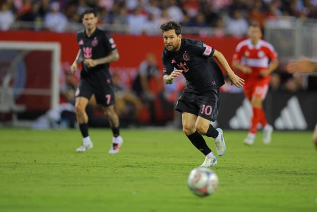 CHICAGO, IL - SEPTEMBER 09: Lionel Messi 10 of Inter Miami CF runs up field during the first half of a match against Chicago Fire FC on September 9, 2026 at Soldier Field in Chicago, Illinois. (Photo by Melissa Tamez Icon Sportswire) SOCCER: SEP 09 MLS, Fussball Herren, USA Chicago Fire FC vs Inter Miami CF EDITORIAL USE ONLY Icon260909090
