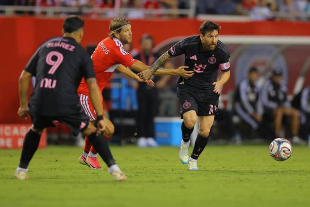 CHICAGO, IL - SEPTEMBER 09: Anton SalŽtros 6 of the Chicago Fire FC battles for the ball against Lionel Messi 10 of Inter Miami CF during the first half of a match on September 9, 2026 at Soldier Field in Chicago, Illinois. (Photo by Melissa Tamez Icon Sportswire) SOCCER: SEP 09 MLS, Fussball Herren, USA Chicago Fire FC vs Inter Miami CF EDITORIAL USE ONLY Icon260909106