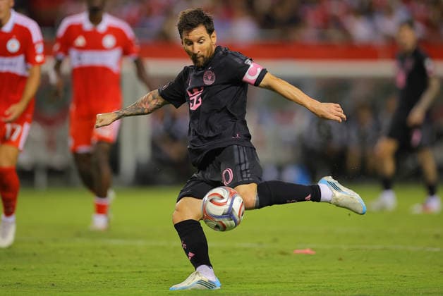 CHICAGO, IL - SEPTEMBER 09: Lionel Messi 10 of Inter Miami CF controls the ball during the first half of a match against Chicago Fire FC on September 9, 2026 at Soldier Field in Chicago, Illinois. (Photo by Melissa Tamez Icon Sportswire) SOCCER: SEP 09 MLS, Fussball Herren, USA Chicago Fire FC vs Inter Miami CF EDITORIAL USE ONLY Icon260909113