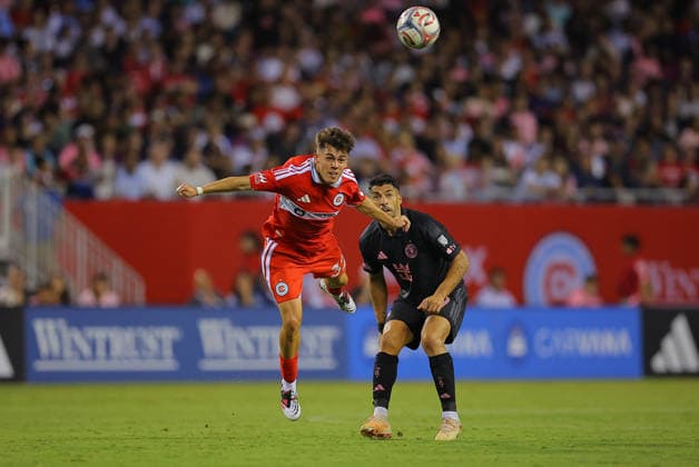 CHICAGO, IL - SEPTEMBER 09: Noah Allen 32 of the Chicago Fire FC heads the ball during the second half of a match against Inter Miami CF on September 9, 2026 at Soldier Field in Chicago, Illinois. (Photo by Melissa Tamez Icon Sportswire) SOCCER: SEP 09 MLS, Fussball Herren, USA Chicago Fire FC vs Inter Miami CF EDITORIAL USE ONLY Icon260909138