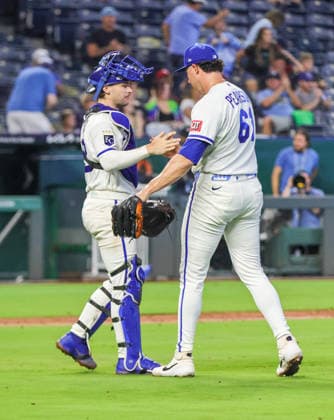 SEP 9, 2026: Kansas City Royals relief pitcher Nate Pearson (61) and Kansas City Royals catcher Carter Jensen (22) celebrates after a win against the Diamondbacks at Kauffman Stadium Kansas City, MO. CSM Kansas City United States - ZUMAc04_ 20260909_zma_c04_165 Copyright: xRomanxPunox