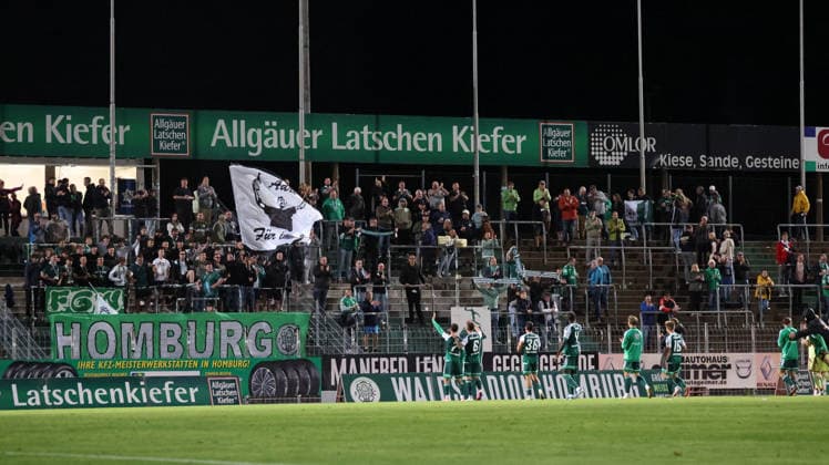 09.09.2026, xrekx, Fussball Regionalliga Suedwest, FC Homburg - 1.FC Kaiserslautern II v.l. FC Homburg Mannschaft, Spieler, jubeln nach Spielende, Team, Player, celebrate at the end of the match Homburg