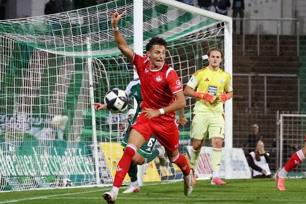 09.09.2026, xrekx, Fussball Regionalliga Suedwest, FC Homburg - 1.FC Kaiserslautern II v.l. Dion Hofmeister (1.FC Kaiserslautern II) gibt Anweisungen, gestikuliert, mit den Armen gestikulieren gives instructions, gesticulate ohne Trikotsponsor Homburg