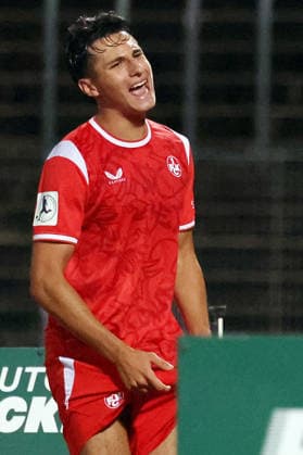 09.09.2026, xrekx, Fussball Regionalliga Suedwest, FC Homburg - 1.FC Kaiserslautern II v.l. Dion Hofmeister (1.FC Kaiserslautern II) enttaeuscht, enttäuscht, schaut enttaeuscht, niedergeschlagen, disappointed Spielende ohne Trikotsponsor Homburg