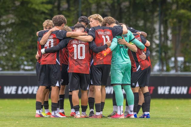 Ingolstadt Gerolfing, Deutschland 09. September 2026: Testspiel - 2026 2027 - FC Ingolstadt 04 II gegen Deutsche Polizei-Nationalmannschaft Im Bild: Die Spieler der Jungschanzer bilden einen Mannschaftskreis zum Schulterschluss. Hörgeräte-Langer-Stadion Bayern Copyright: xFotostandx xSchäferx