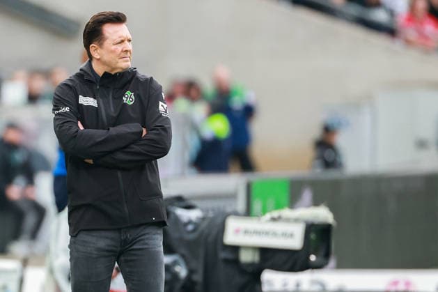 2. Bundesliga - Hannover 96 - Karlsruher SC am 04.09.2026 in der Heinz von Heiden Arena in Hannover Trainer Christian Titz (Hannover) nachdenklich