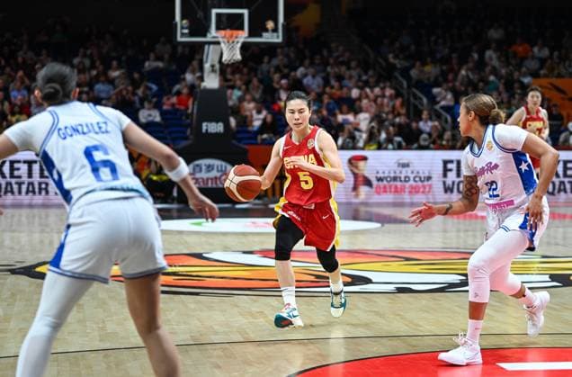 (260910) -- BERLIN, Sept. 10, 2026 -- Wang Siyu (C) of China breaks through during the qualification to quarter-finals match between China and Puerto Rico at the FIBA Women s Basketball World Cup 2026 in Berlin, Germany, Sept. 9, 2026. ) (SP)GERMANY-BERLIN-BASKETBALL-WOMEN S WORLD CUP-CHN VS PUR ZhangxHaofu 