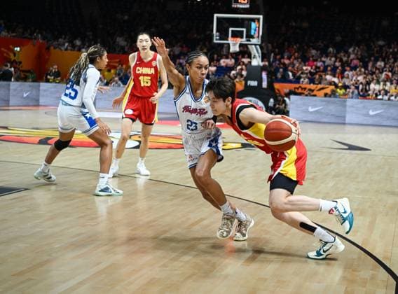 (260910) -- BERLIN, Sept. 10, 2026 -- Yang Shuyu (1st R) of China vies with Trinity San Antonio of Puerto Rico during the qualification to quarter-finals match between China and Puerto Rico at the FIBA Women s Basketball World Cup 2026 in Berlin, Germany, Sept. 9, 2026. ) (SP)GERMANY-BERLIN-BASKETBALL-WOMEN S WORLD CUP-CHN VS PUR ZhangxHaofu 