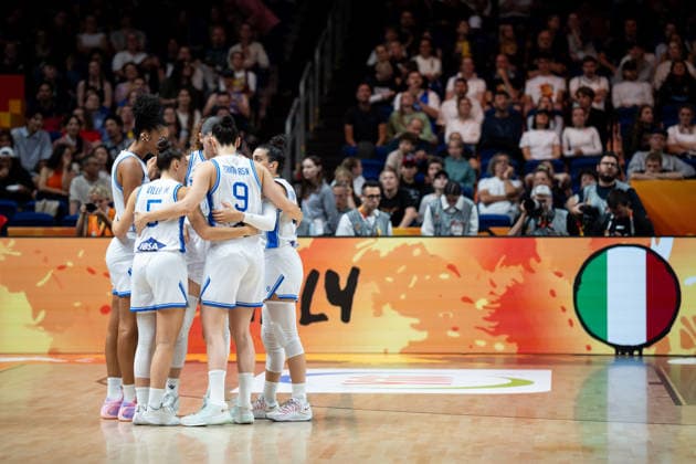 Italy V Australia: Qualification To Quarter-Finals - FIBA Women s Basketball World Cup Germany 2026 Italy players huddle before the FIBA Women s Basketball World Cup 2026 qualification match between Italy and Australia in Berlin, Germany, on September 9, 2026. Berlin Germany  Copyright: xMarcinxGolbax originalFilename:golba-italyvau260909_npiSS.jpg