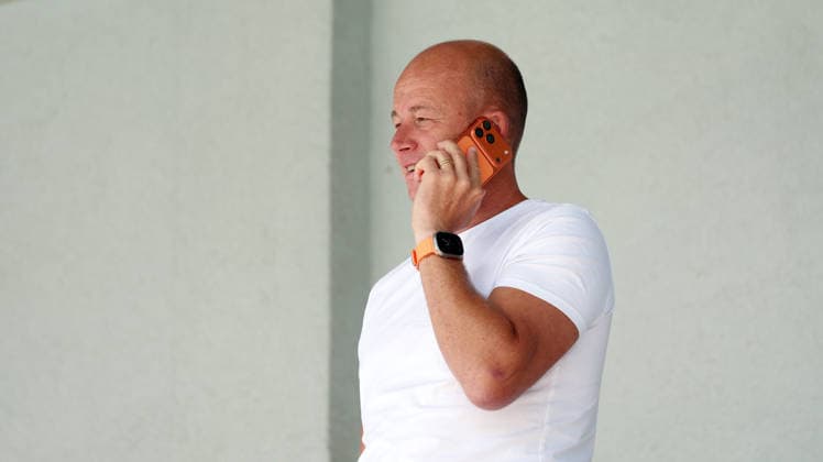 10.09.2026, xrekx, Fussball 3.Liga, 1.FC Saarbruecken - Training v.l. Markus Thiele Sportvorstand (1.FC Saarbruecken) Handy, Smartphone Saarbruecken