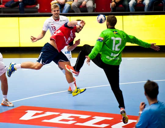 Flensburgs Thomas Mogonsen, Drotts malvakt Robert Bladh under Champions League matchen mellan Drott och Flensburg den 25 september 2013 i Halmstad Halmstad Sverige Copyright: xAvdoxBilkanovicx