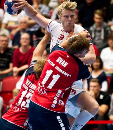 Drotts Philip Stenmalm stoppas av Flensburg:s Lasse Svan under Champions League matchen mellan Drott och Flensburg den 25 september 2013 i Halmstad Halmstad Sverige Copyright: xAvdoxBilkanovicx