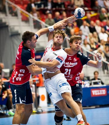 Drotts Anton Andersson och Flensburgs Tobias Karlsson under Champions League matchen mellan Drott och Flensburg den 25 september 2013 i Halmstad Halmstad Sverige Copyright: xAvdoxBilkanovicx