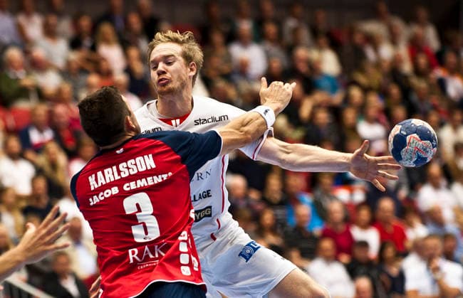 Drotts Magnus Persson, Flensburgs Tobias Karlsson under Champions League matchen mellan Drott och Flensburg den 25 september 2013 i Halmstad Halmstad Sverige Copyright: xAvdoxBilkanovicx