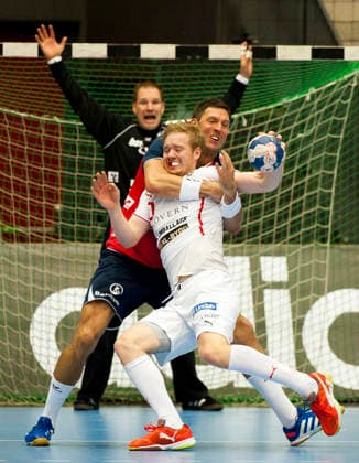 Drotts Magnus Persson och Flensburgs Tobias Karlsson, under Champions League matchen mellan Drott och Flensburg den 25 september 2013 i Halmstad Halmstad Sverige Copyright: xAvdoxBilkanovicx