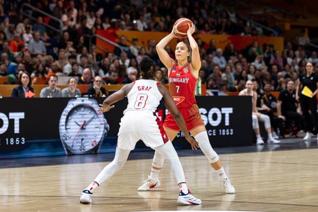 Veronika Kanyasi (Ungarn, 07) am Ball, Chelsea Gray (USA, 08), GER, USA vs. Ungarn, Basketball, FIBA Women s World Cup 2026, Viertelfinale, 10.09.2026 GER, USA vs. Ungarn, Basketball, FIBA Women s World Cup 2026, Viertelfinale, 10.09.2026 Berlin Copyright: xEibner-Pressefoto MaxxVincenx EP_MVN