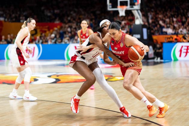 Agnes Torok (Ungarn, 13) im Dribbling gegen Angel Reese (USA, 15), GER, USA vs. Ungarn, Basketball, FIBA Women s World Cup 2026, Viertelfinale, 10.09.2026 GER, USA vs. Ungarn, Basketball, FIBA Women s World Cup 2026, Viertelfinale, 10.09.2026 Berlin Copyright: xEibner-Pressefoto MaxxVincenx EP_MVN