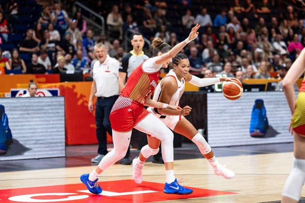 Napheesa Collier (USA, 11) im Dribbling gegen Virag Takacs-Kiss (Ungarn, 02), GER, USA vs. Ungarn, Basketball, FIBA Women s World Cup 2026, Viertelfinale, 10.09.2026 GER, USA vs. Ungarn, Basketball, FIBA Women s World Cup 2026, Viertelfinale, 10.09.2026 Berlin Copyright: xEibner-Pressefoto MaxxVincenx EP_MVN