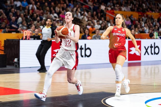 Caitlin Clark (USA, 12) im Dribbling, Veronika Kanyasi (Ungarn, 07), GER, USA vs. Ungarn, Basketball, FIBA Women s World Cup 2026, Viertelfinale, 10.09.2026 GER, USA vs. Ungarn, Basketball, FIBA Women s World Cup 2026, Viertelfinale, 10.09.2026 Berlin Copyright: xEibner-Pressefoto MaxxVincenx EP_MVN