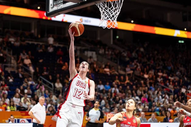 Caitlin Clark (USA, 12) beim Korbleger, Veronika Kanyasi (Ungarn, 07), GER, USA vs. Ungarn, Basketball, FIBA Women s World Cup 2026, Viertelfinale, 10.09.2026 GER, USA vs. Ungarn, Basketball, FIBA Women s World Cup 2026, Viertelfinale, 10.09.2026 Berlin Copyright: xEibner-Pressefoto MaxxVincenx EP_MVN