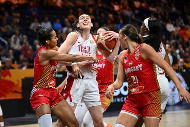 USA v Hungary - FIBA Women s Basketball World Cup 2026 Quarter-Final BERLIN, GERMANY - SEPTEMBER 10 : Aho Nina point guard of Hungary fights for the ball with Stewart Breanna power forward of United States of America during the FIBA Women s Basketball World Cup quarter final match between United States of America and Hungary in Berlin on September 10, 2026 in Berlin, Germany, 10 09 2026 Berlin Germany  Copyright: xVincentxKalutx