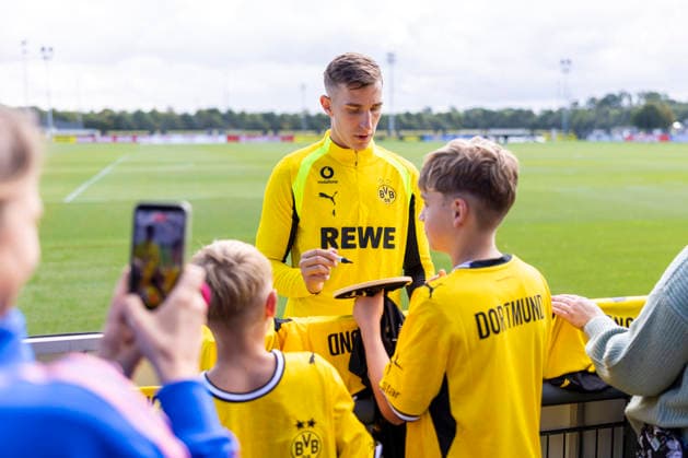 10.09.2026, Fussball, Training von Borussia Dortmund. Nico Schlotterbeck (Borussia Dortmund) gibt den Fans Autogramme und macht Fotos mit ihnen. Dortmund Trainingsgelände des BVB NRW Deutschland xRHR-FOTO DEx *** September 10, 2026, Soccer, Borussia Dortmund practice Nico Schlotterbeck Borussia Dortmund signs autographs for fans and takes photos with them Dortmund BVB training facility NRW Germany xRHR PHOTO DEx Copyright: DennisxEwert RHR-FOTOx RHR-FOTO DE