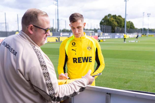 10.09.2026, Fussball, Training von Borussia Dortmund. Nico Schlotterbeck (Borussia Dortmund) gibt den Fans Autogramme und macht Fotos mit ihnen. Dortmund Trainingsgelände des BVB NRW Deutschland xRHR-FOTO DEx *** September 10, 2026, Soccer, Borussia Dortmund Training Nico Schlotterbeck Borussia Dortmund signs autographs for fans and takes photos with them Dortmund BVB Training Facility, North Rhine-Westphalia, Germany xRHR PHOTO DEx Copyright: DennisxEwert RHR-FOTOx RHR-FOTO DE
