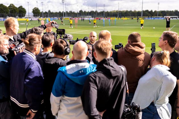 10.09.2026, Fussball, Training von Borussia Dortmund. Bei der Medienrunde ist Sportdirektor Ole Book (Borussia Dortmund) von zahlreichen Journalisten umgeben. Dortmund Trainingsgelände des BVB NRW Deutschland xRHR-FOTO DEx *** September 10, 2026, Soccer, Borussia Dortmund Practice: Sports Director Ole Book of Borussia Dortmund is surrounded by numerous journalists at the press conference. Dortmund, BVB Training Facility, NRW, Germany. xRHR PHOTO DEx Copyright: DennisxEwert RHR-FOTOx RHR-FOTO DE