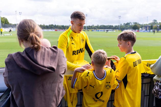 10.09.2026, Fussball, Training von Borussia Dortmund. Nico Schlotterbeck (Borussia Dortmund) gibt den Fans Autogramme und macht Fotos mit ihnen. Dortmund Trainingsgelände des BVB NRW Deutschland xRHR-FOTO DEx *** September 10, 2026, Soccer, Borussia Dortmund training session: Nico Schlotterbeck signs autographs for fans and takes photos with them at the BVB training facility in Dortmund, North Rhine-Westphalia, Germany xRHR PHOTO DEx Copyright: DennisxEwert RHR-FOTOx RHR-FOTO DE