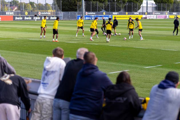 10.09.2026, Fussball, Training von Borussia Dortmund. Die Spieler des BVB spielen vor den Augen des BVB Rondo. Dortmund Trainingsgelände des BVB NRW Deutschland xRHR-FOTO DEx *** September 10, 2026, Soccer, Borussia Dortmund Practice: BVB players practice in front of spectators at the BVB Rondo Dortmund training facility, BVB, North Rhine-Westphalia, Germany xRHR PHOTO DEx Copyright: DennisxEwert RHR-FOTOx RHR-FOTO DE