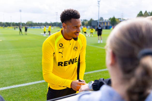 10.09.2026, Fussball, Training von Borussia Dortmund. Felix Nmecha (Borussia Dortmund) gibt Autogramme. Dortmund Trainingsgelände des BVB NRW Deutschland xRHR-FOTO DEx *** September 10, 2026, Soccer, Borussia Dortmund practice Felix Nmecha Borussia Dortmund signs autographs Dortmund BVB training facility, North Rhine-Westphalia, Germany xRHR PHOTO DEx Copyright: DennisxEwert RHR-FOTOx RHR-FOTO DE