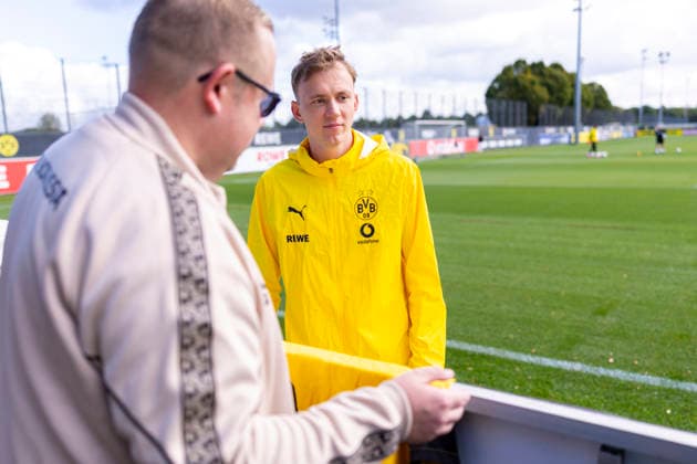 10.09.2026, Fussball, Training von Borussia Dortmund. Maximilian Beier (Borussia Dortmund) gibt Autogramme. Dortmund Trainingsgelände des BVB NRW Deutschland xRHR-FOTO DEx *** September 10, 2026, Soccer, Borussia Dortmund practice Maximilian Beier Borussia Dortmund signing autographs Dortmund BVB training facility NRW Germany xRHR PHOTO DEx Copyright: DennisxEwert RHR-FOTOx RHR-FOTO DE