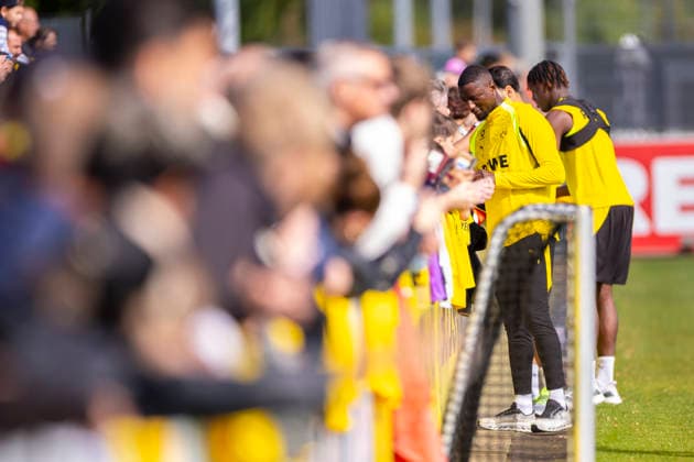 10.09.2026, Fussball, Training von Borussia Dortmund. Serhou Guirassy (Borussia Dortmund) gibt Autogramme. Dortmund Trainingsgelände des BVB NRW Deutschland xRHR-FOTO DEx *** September 10, 2026, Soccer, Borussia Dortmund Training: Serhou Guirassy, Borussia Dortmund, signs autographs at the BVB training facility in Dortmund, North Rhine-Westphalia, Germany xRHR PHOTO DEx Copyright: DennisxEwert RHR-FOTOx RHR-FOTO DE