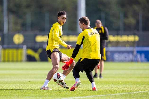 10.09.2026, Fussball, Training von Borussia Dortmund. v. l. Jobe Bellingham (Borussia Dortmund), Torwart Patrick Drewes (Borussia Dortmund). Dortmund Trainingsgelände des BVB NRW Deutschland xRHR-FOTO DEx *** September 10, 2026, Soccer, Borussia Dortmund training session featuring Jobe Bellingham of Borussia Dortmund and goalkeeper Patrick Drewes of Borussia Dortmund at the BVB training facility in NRW, Germany xRHR PHOTO DEx Copyright: DennisxEwert RHR-FOTOx RHR-FOTO DE