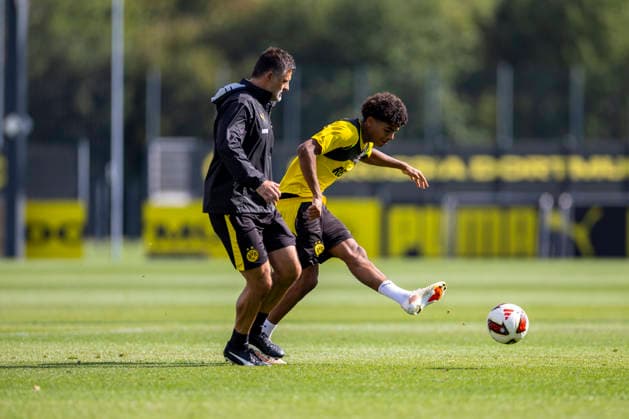 10.09.2026, Fussball, Training von Borussia Dortmund. v. l. Co-Trainer Filip Tapalovic (Borussia Dortmund), Mathis Albert (Borussia Dortmund). Dortmund Trainingsgelände des BVB NRW Deutschland xRHR-FOTO DEx *** September 10, 2026, Soccer, Borussia Dortmund practice; from left: Assistant Coach Filip Tapalovic, Borussia Dortmund; Mathis Albert, Borussia Dortmund; BVB training facility, North Rhine-Westphalia, Germany; xRHR PHOTO DEx Copyright: DennisxEwert RHR-FOTOx RHR-FOTO DE