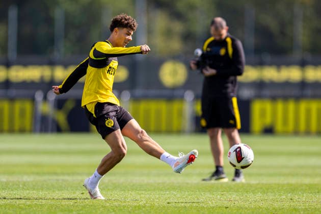 10.09.2026, Fussball, Training von Borussia Dortmund. Samuele Inacio (Borussia Dortmund). Dortmund Trainingsgelände des BVB NRW Deutschland xRHR-FOTO DEx *** September 10, 2026, Soccer, Borussia Dortmund practice Samuele Inacio Borussia Dortmund Dortmund BVB training facility NRW Germany xRHR PHOTO DEx Copyright: DennisxEwert RHR-FOTOx RHR-FOTO DE